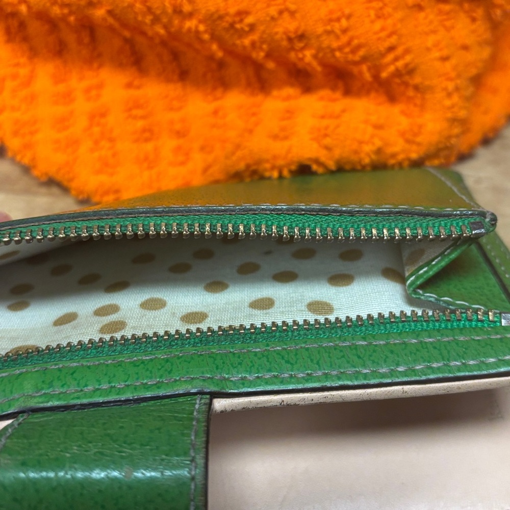 “” SOLD” 



Kate Spade Vibrant Green Wallet - Picture 11 of 13